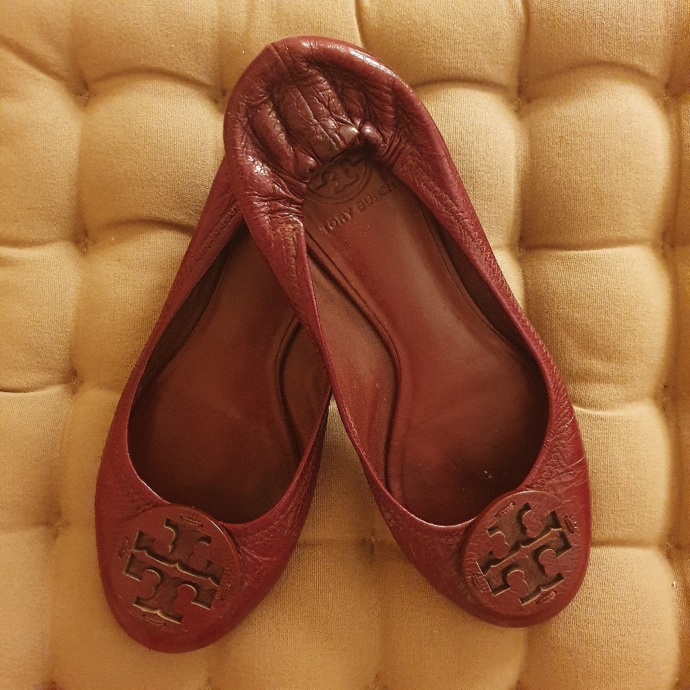 TORY BURCH burgundy flats - great condition
